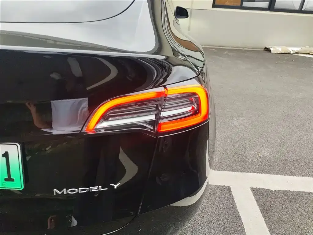 Tesla Model Y — фото 8