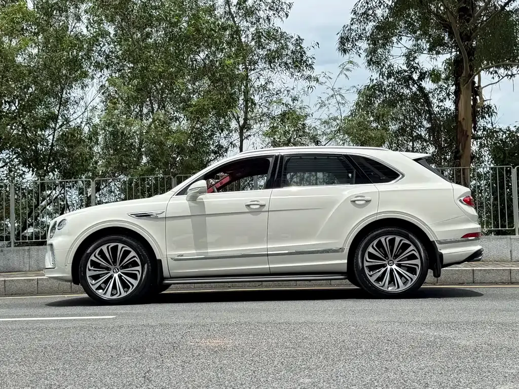 Bentley Bentayga 2022 из CN, фото 8