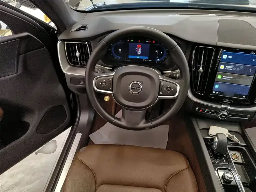 Volvo XC60 — фото 10