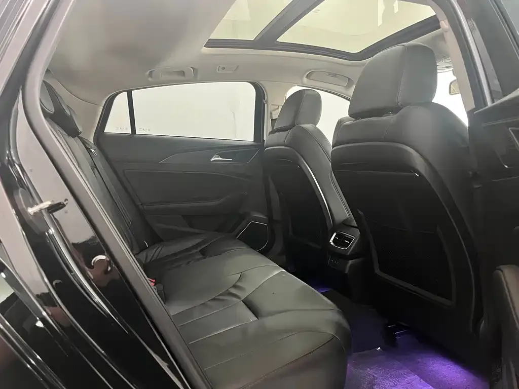Hongqi H5 — фото 8
