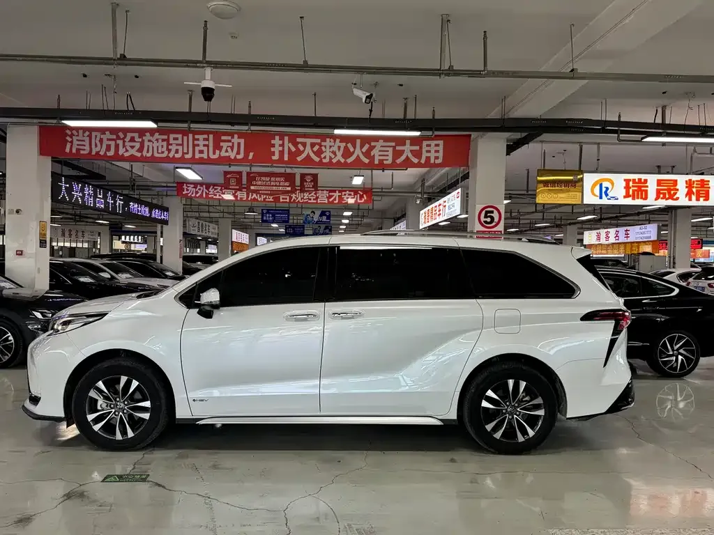 Toyota Granvia 2024 из CN, фото 4