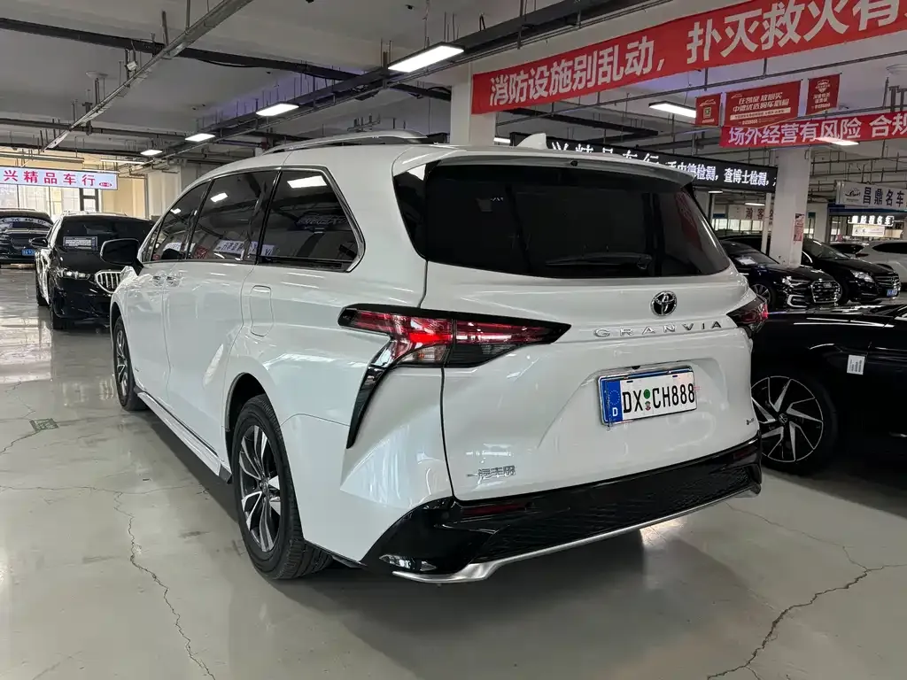 Toyota Granvia 2024 из CN, фото 6