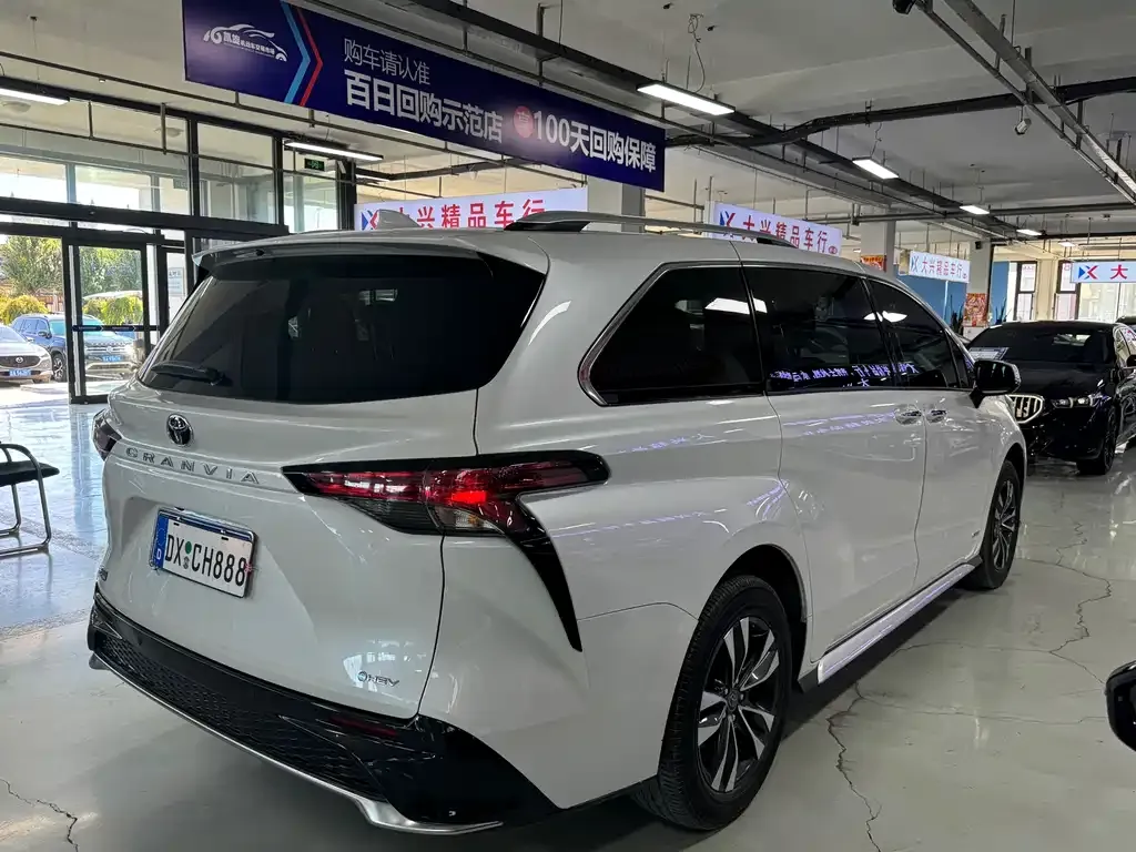 Toyota Granvia 2024 из CN, фото 7