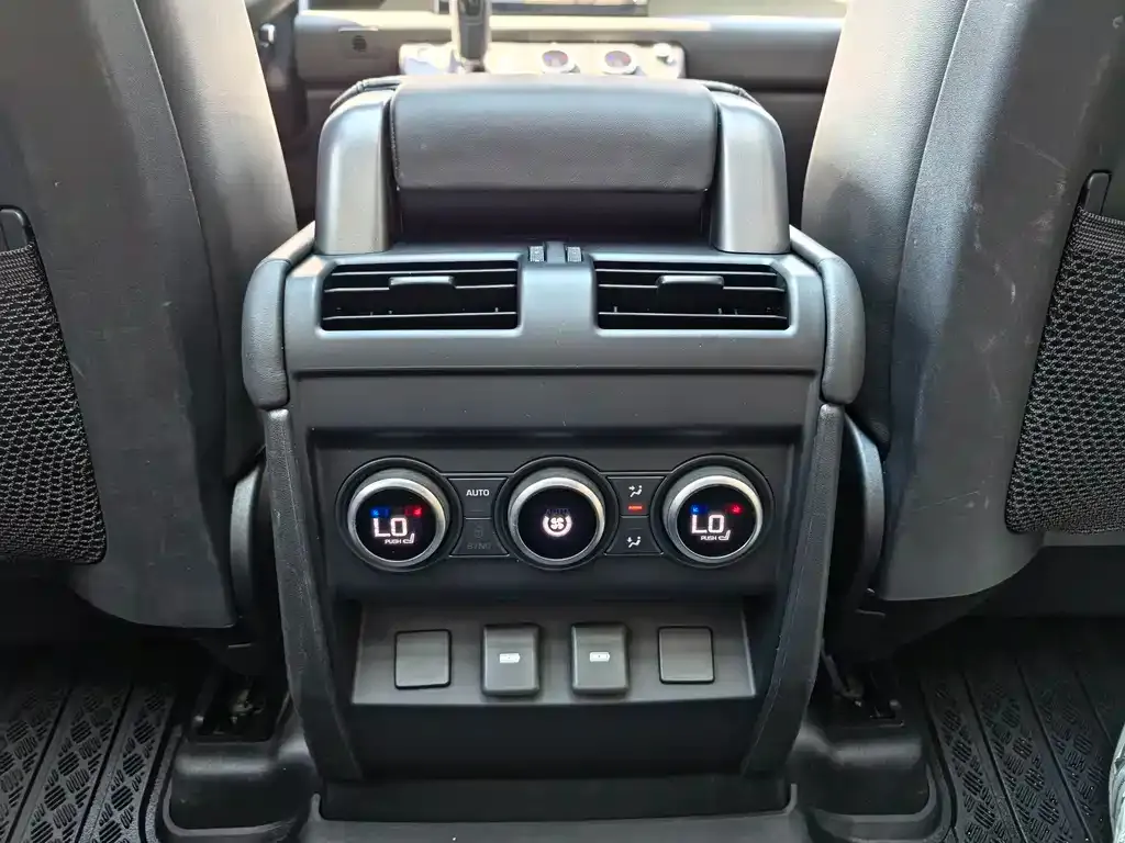 Land Rover Defender — фото 10