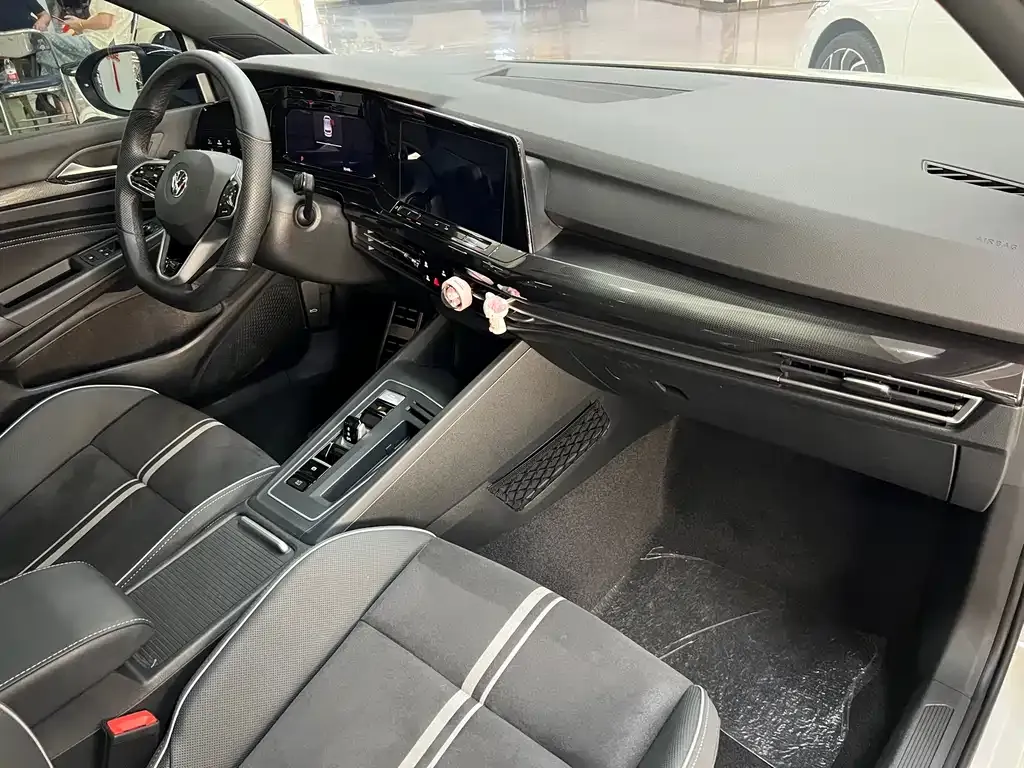 Volkswagen Golf 2023 из CN, фото 10