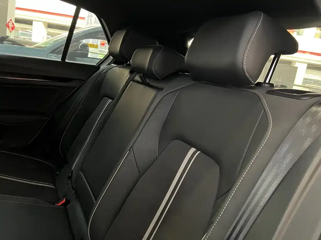Volkswagen Golf 2023 из CN, фото 8