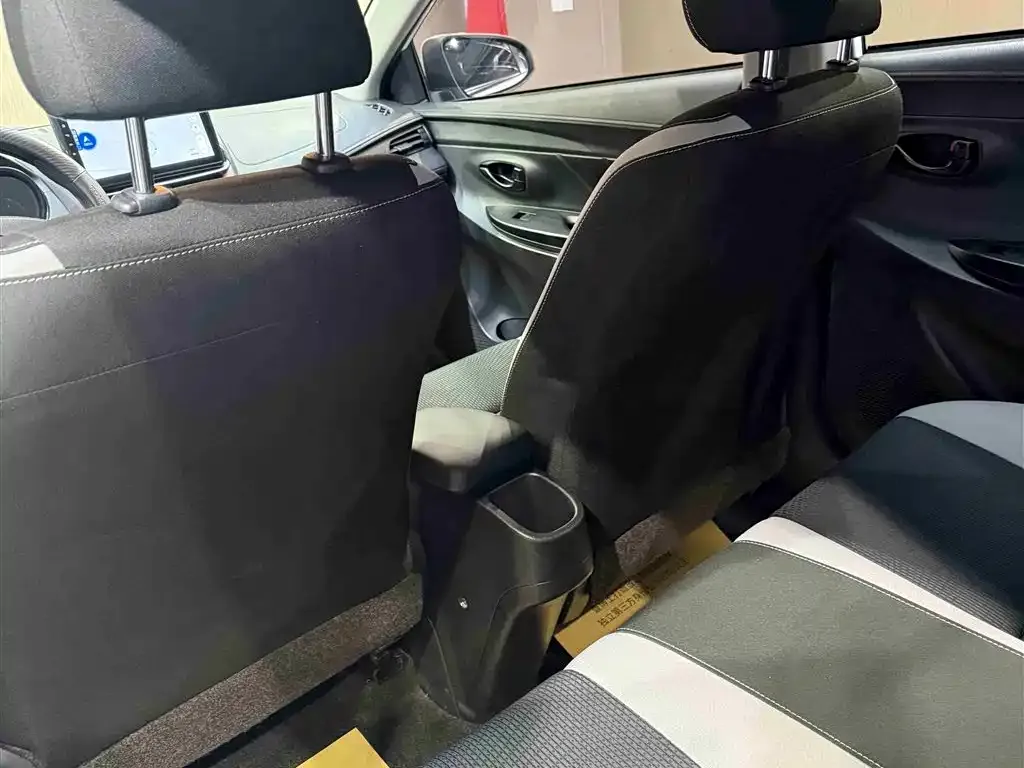 Toyota Yaris L — фото 10