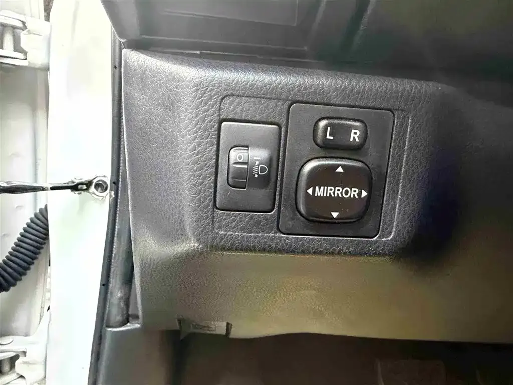 Toyota Yaris L — фото 8