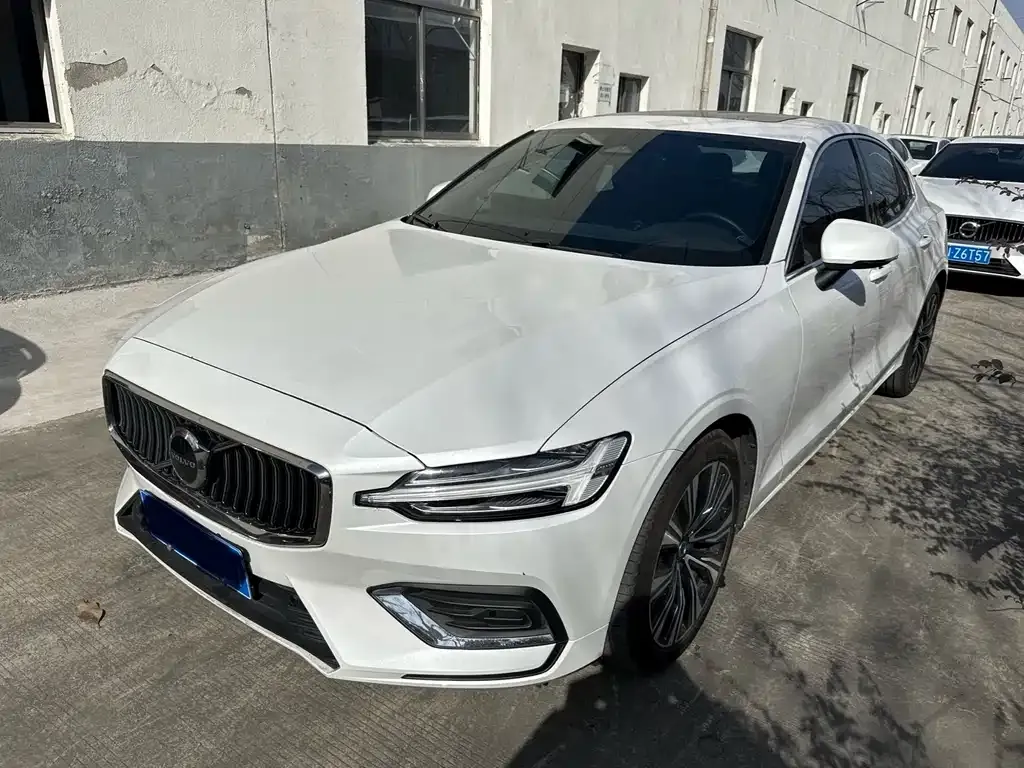 Volvo S60 — фото 1