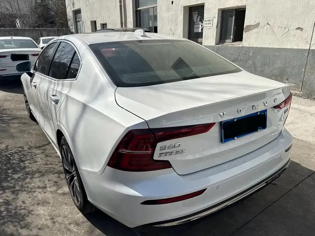 Volvo S60 — фото 10