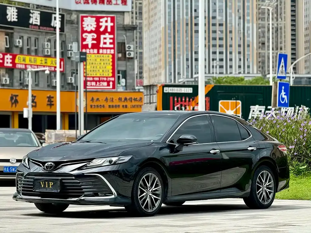 Toyota Camry — фото 1