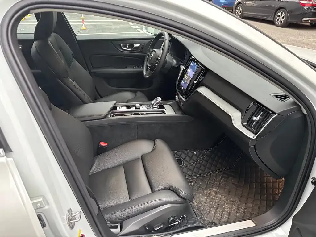 Volvo S60 2025 из CN, фото 10