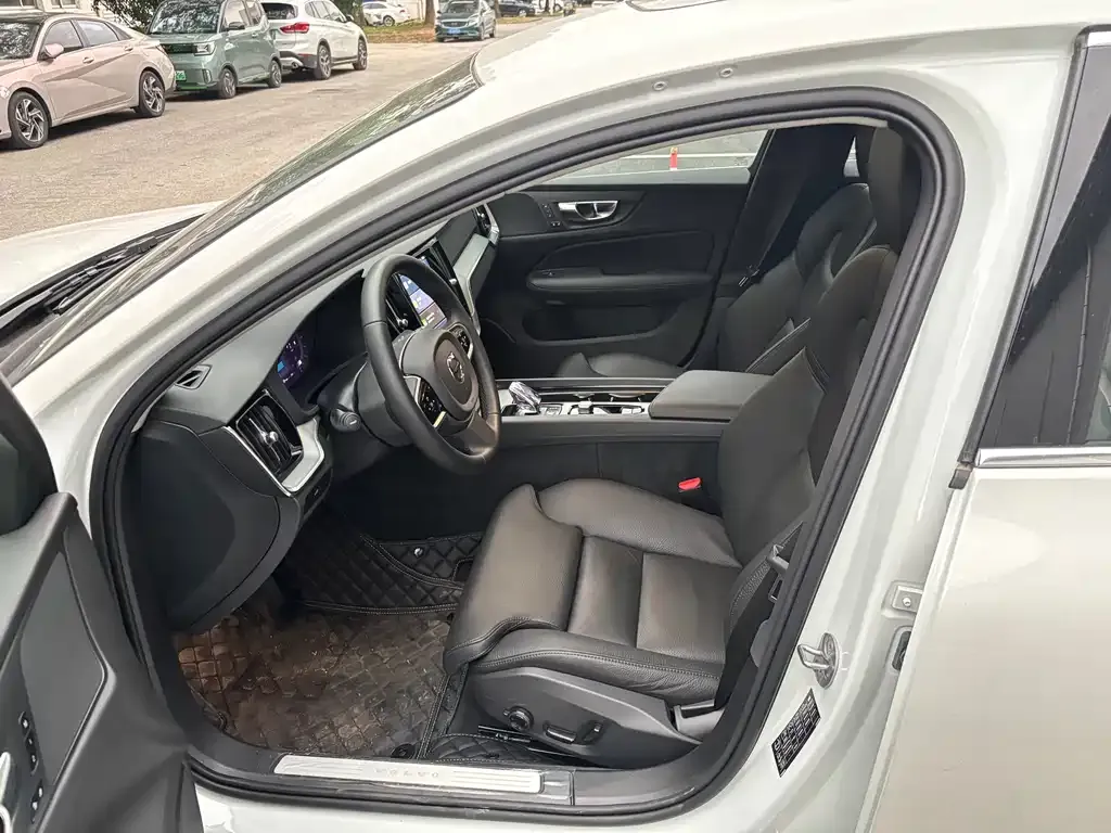 Volvo S60 2025 из CN, фото 8