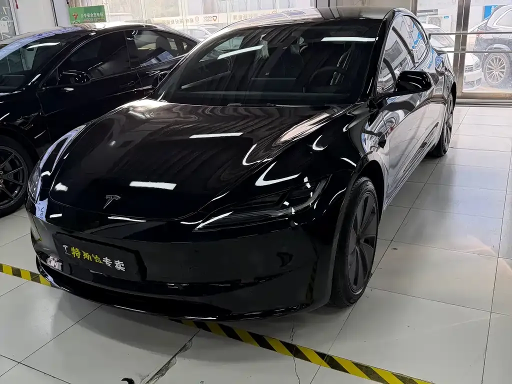 Tesla Model 3 — фото 1