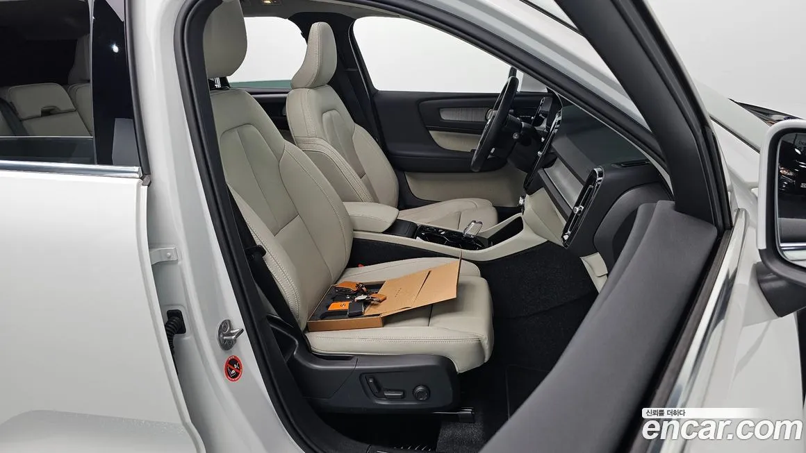 Volvo XC40 — фото 10
