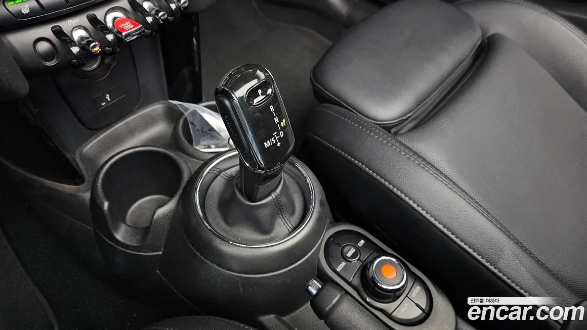 Mini Cooper Convertible 2021 из KR, фото 9
