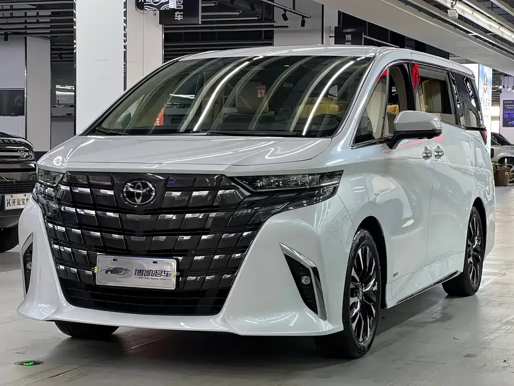 Toyota Alphard — фото 1