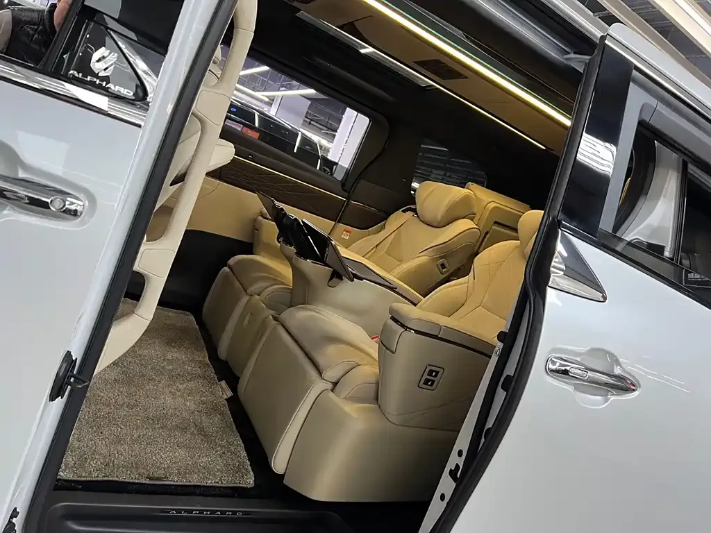 Toyota Alphard — фото 10