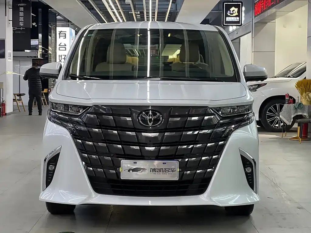 Toyota Alphard — фото 2