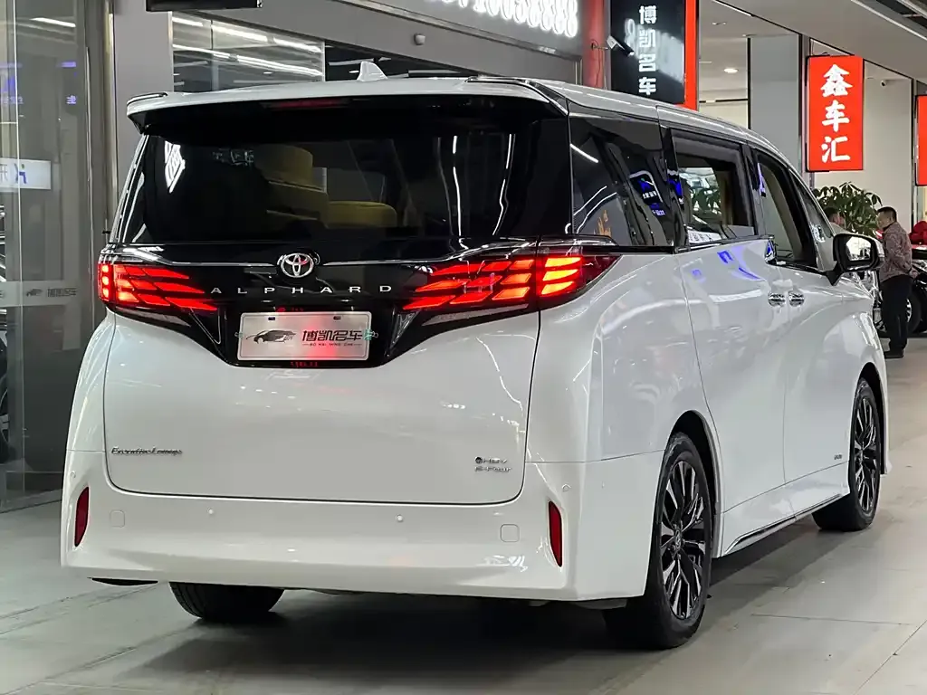 Toyota Alphard — фото 4
