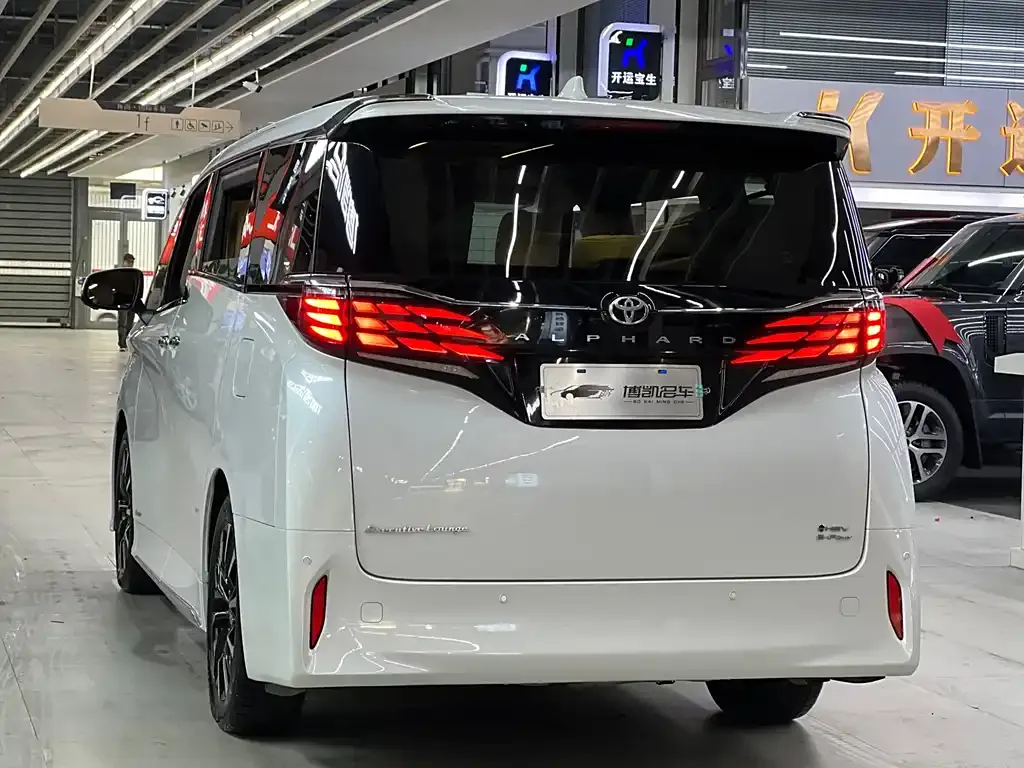 Toyota Alphard — фото 6