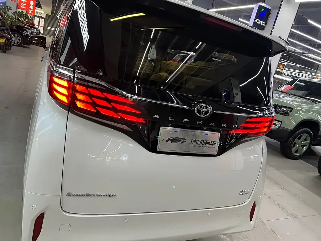 Toyota Alphard — фото 7