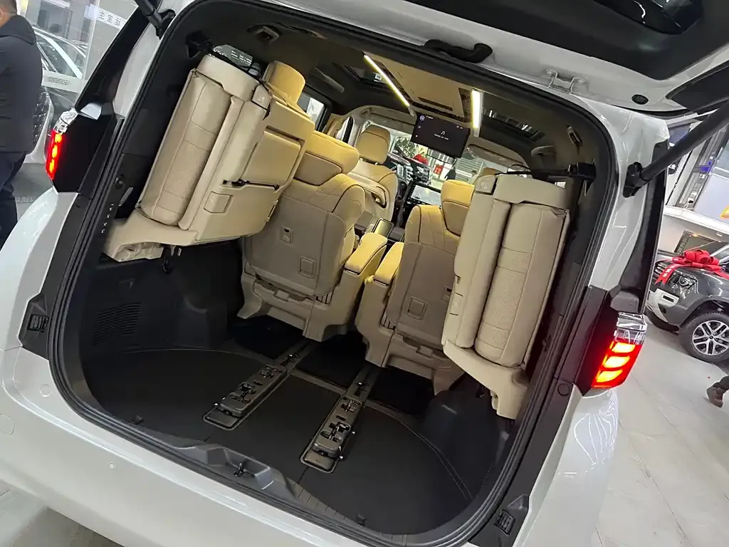 Toyota Alphard — фото 8