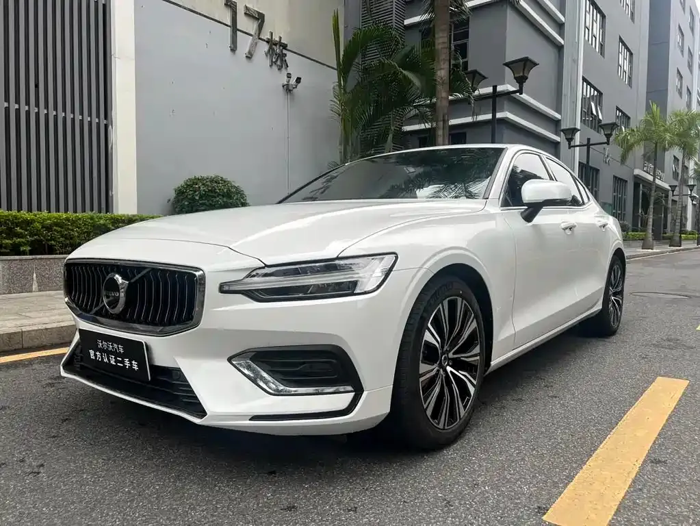 Volvo S60 — фото 1