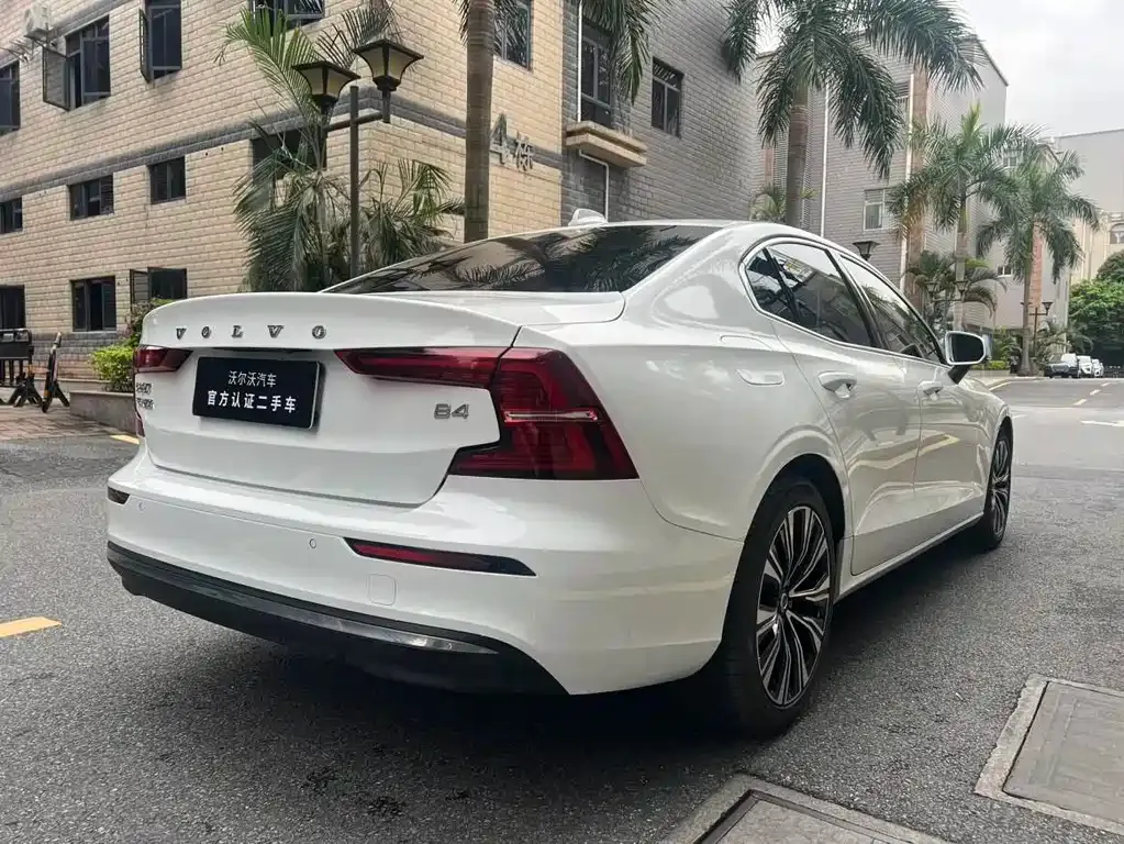 Volvo S60 — фото 10