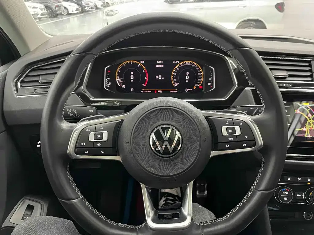 Volkswagen Tiguan L — фото 8
