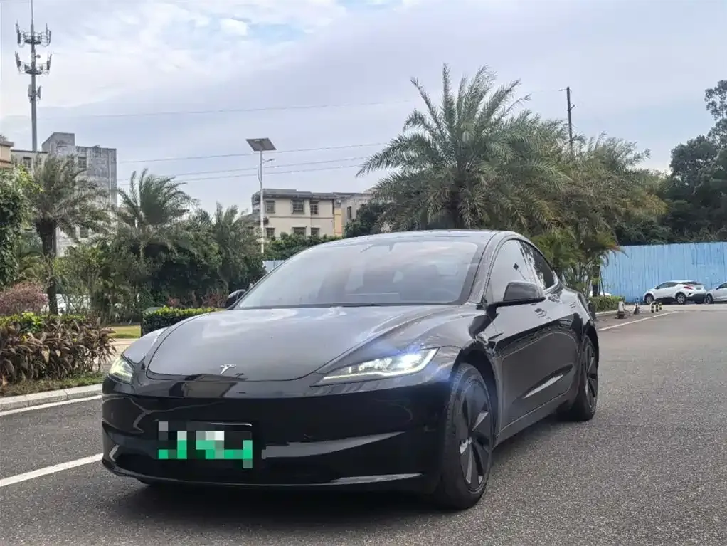 Tesla Model 3 — фото 1
