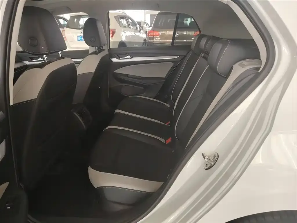 Volkswagen Golf 2023 из CN, фото 8