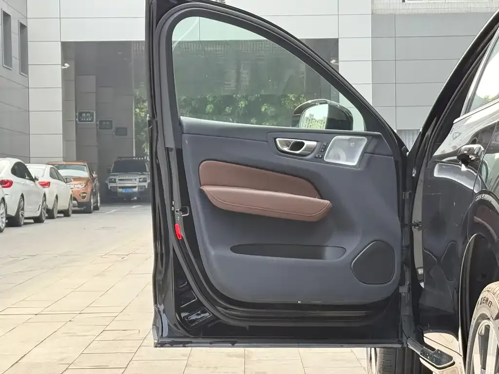 Volvo XC60 PHEV 2024 из CN, фото 5
