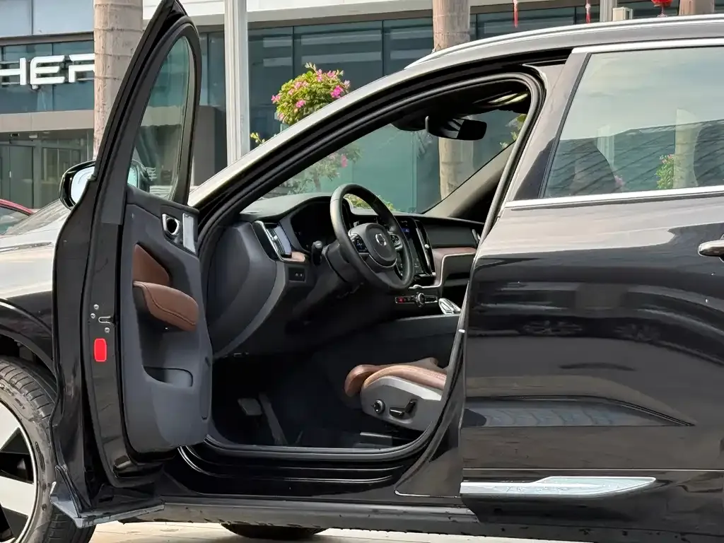 Volvo XC60 PHEV 2024 из CN, фото 7