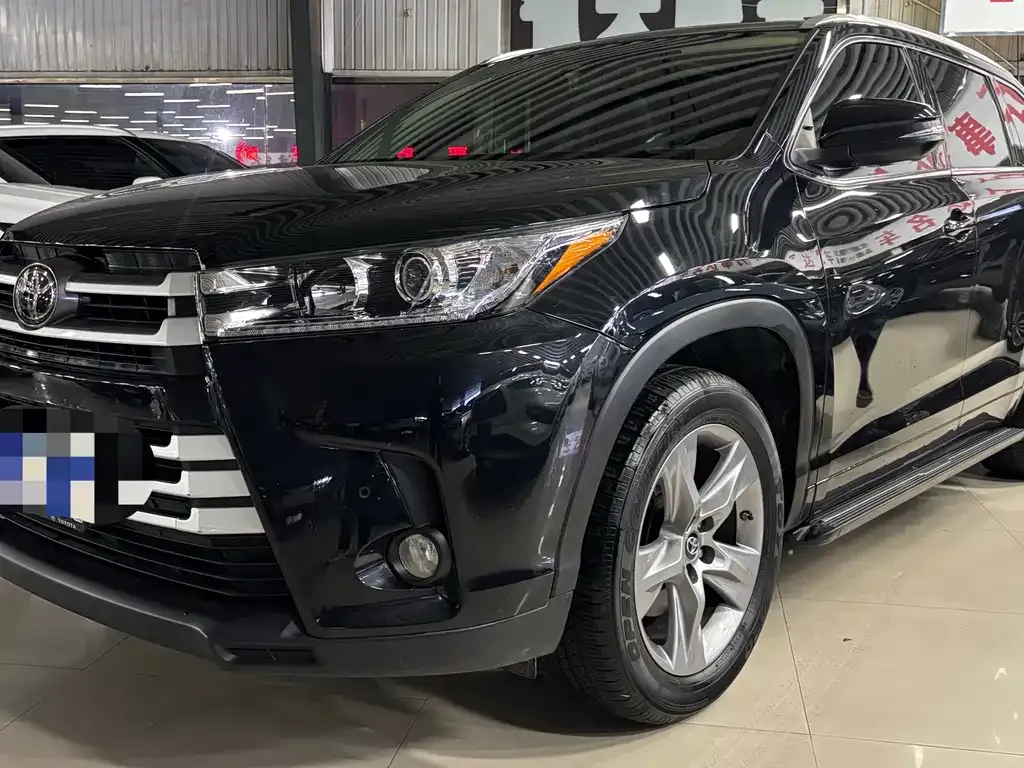 Toyota Highlander — фото 1