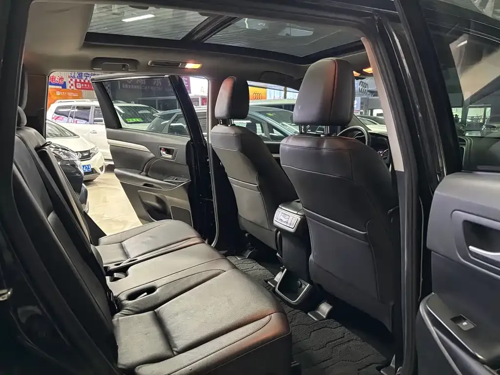 Toyota Highlander — фото 10