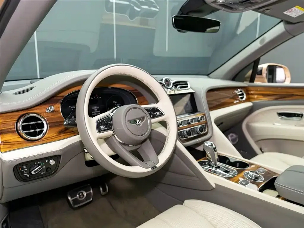 Bentley Bentayga 2023 из CN, фото 10