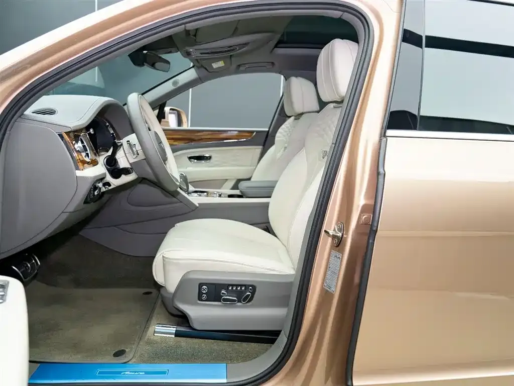 Bentley Bentayga 2023 из CN, фото 9