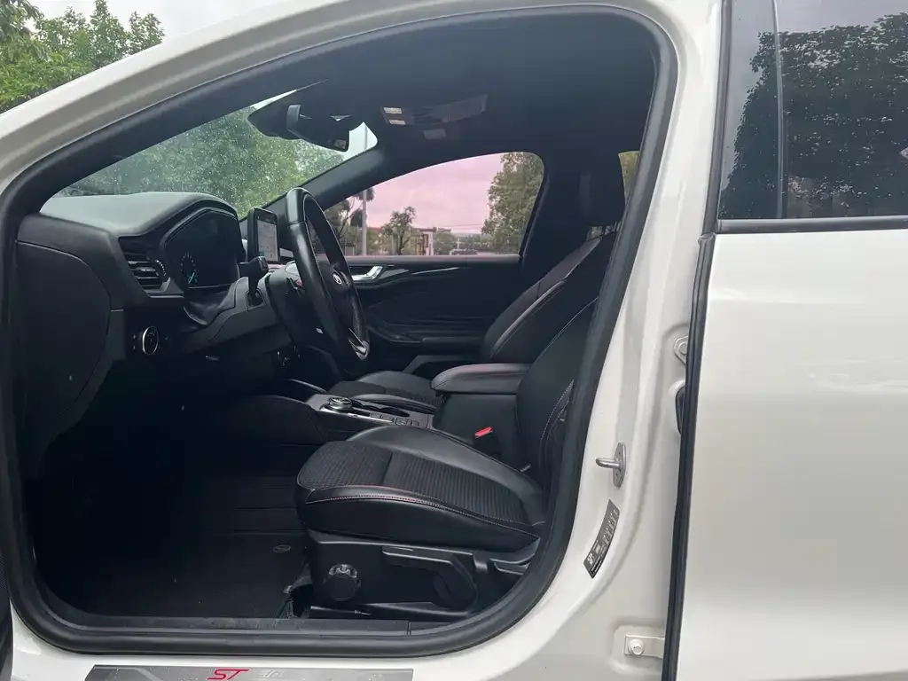 Ford Focus 2021 из CN, фото 8