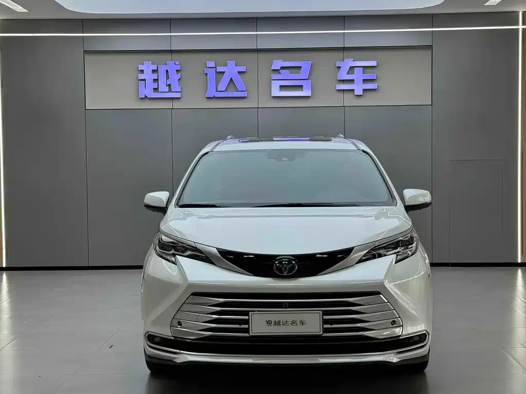 Toyota Sienna 2023 из CN, фото 2