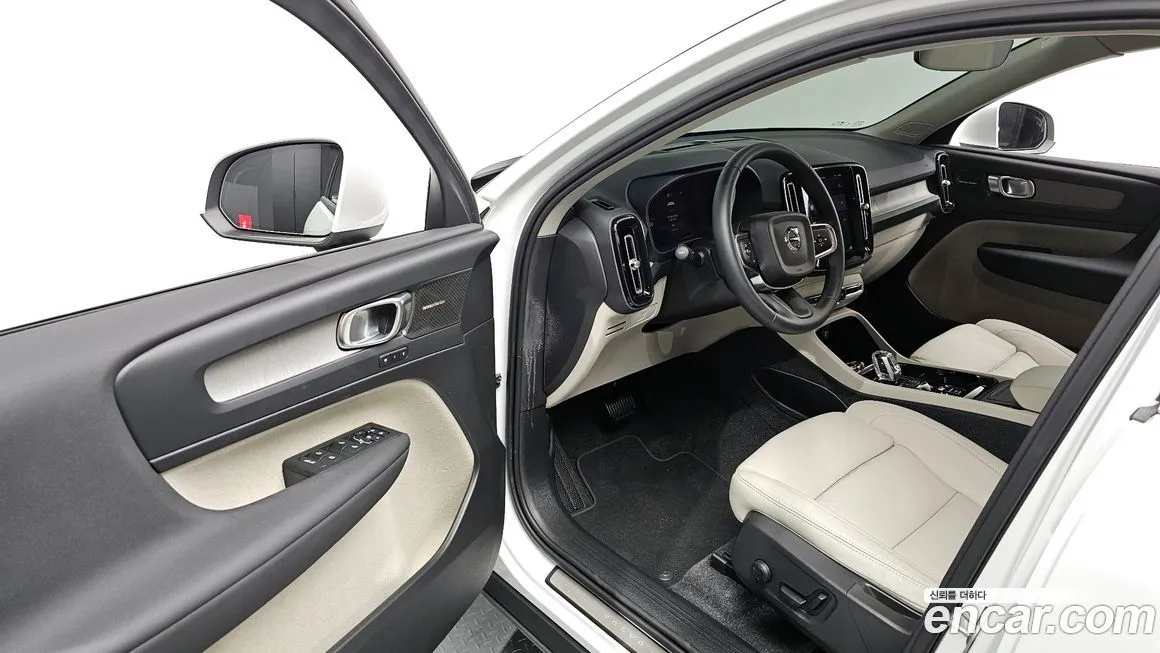 Volvo XC40 — фото 10