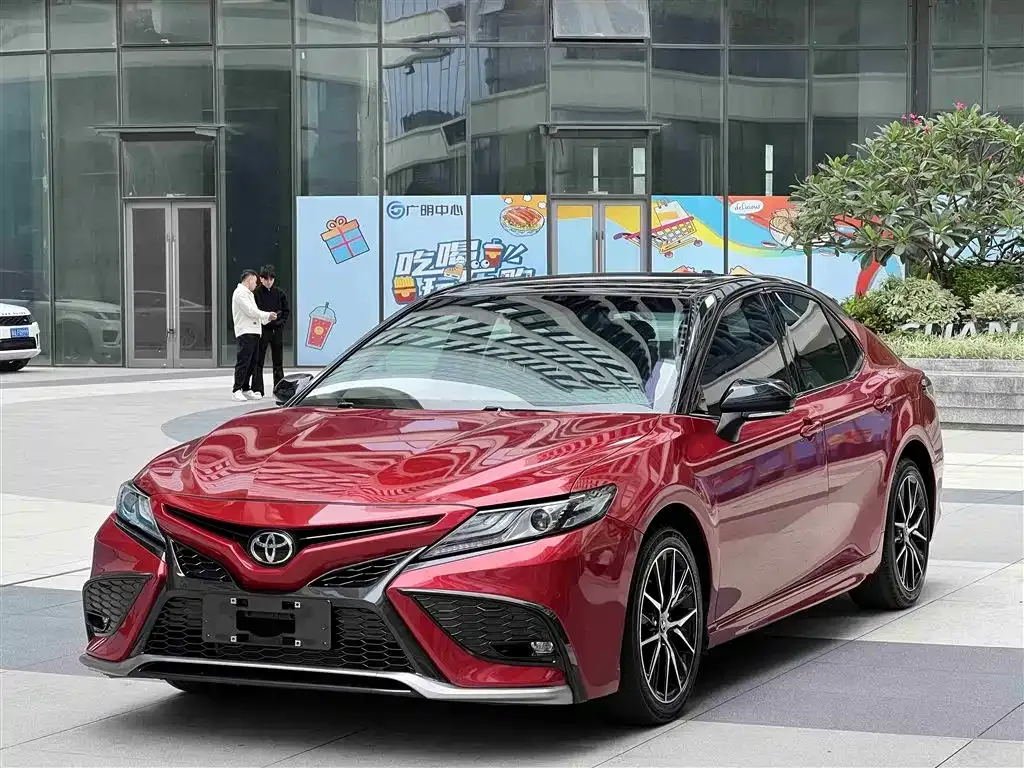 Toyota Camry — фото 1
