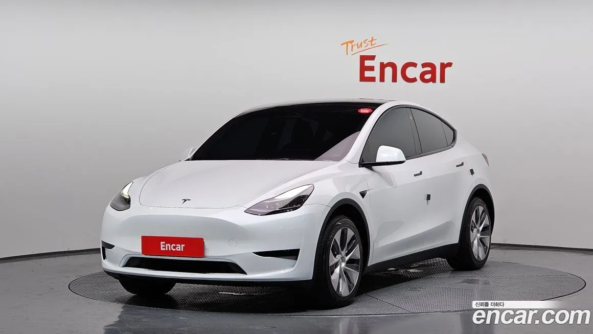 Tesla Model Y — фото 1