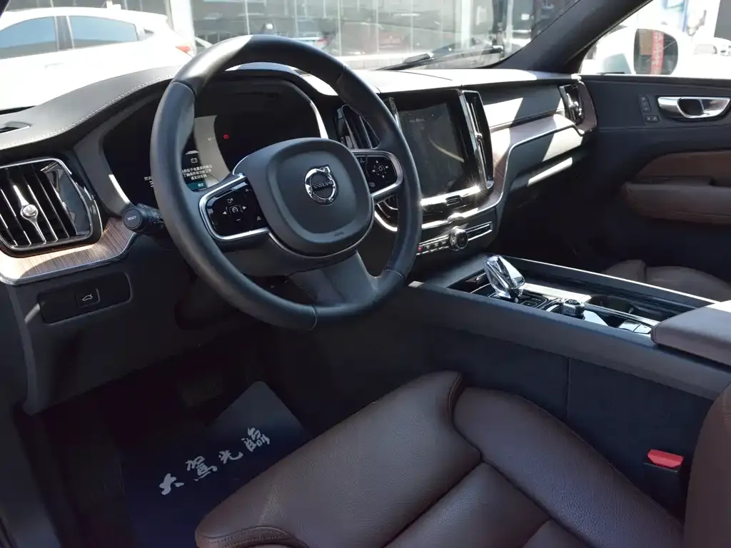 Volvo XC60 2024 из CN, фото 4