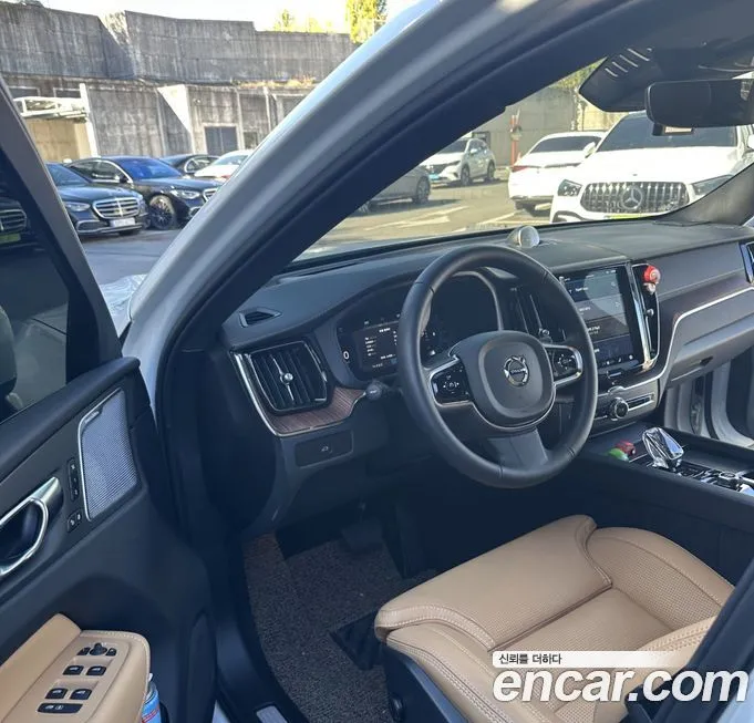Volvo XC60 — фото 10