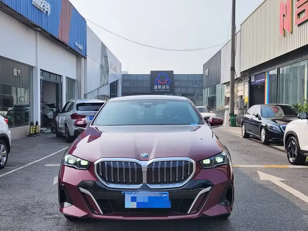 BMW 5 Series 2024 из CN, фото 2