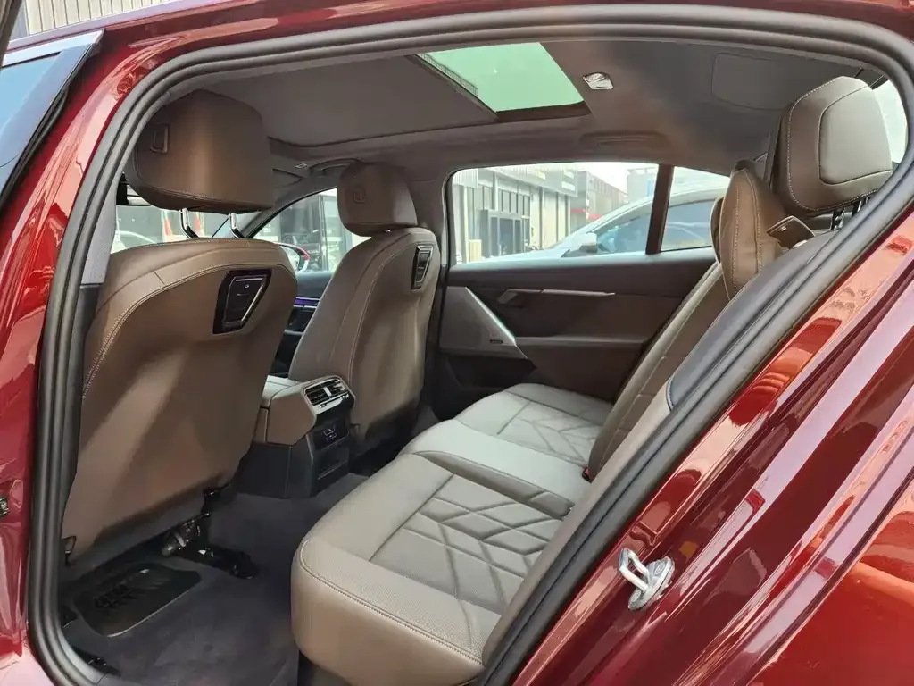 BMW 5 Series 2024 из CN, фото 8