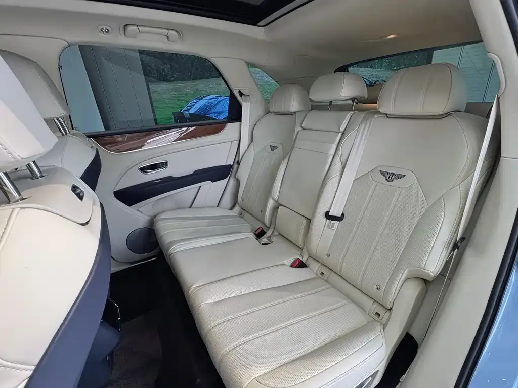 Bentley Bentayga 2023 из CN, фото 8