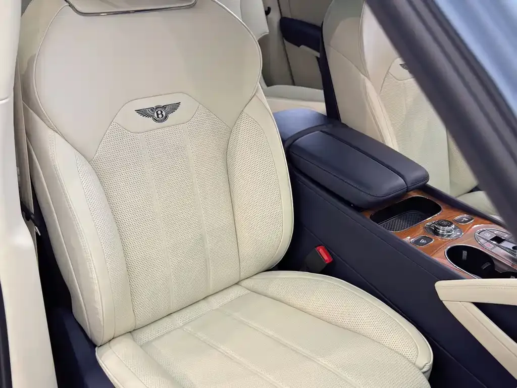 Bentley Bentayga 2023 из CN, фото 9