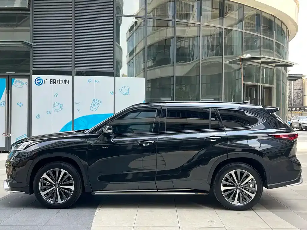 Toyota Crown Kluger 2024 из CN, фото 10